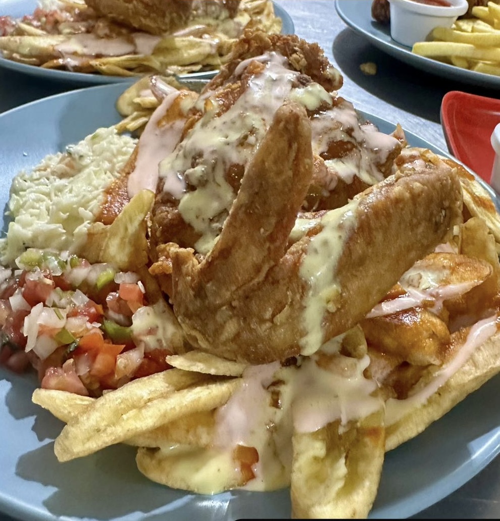Preparación de pedidos con pollo frito y tajadas